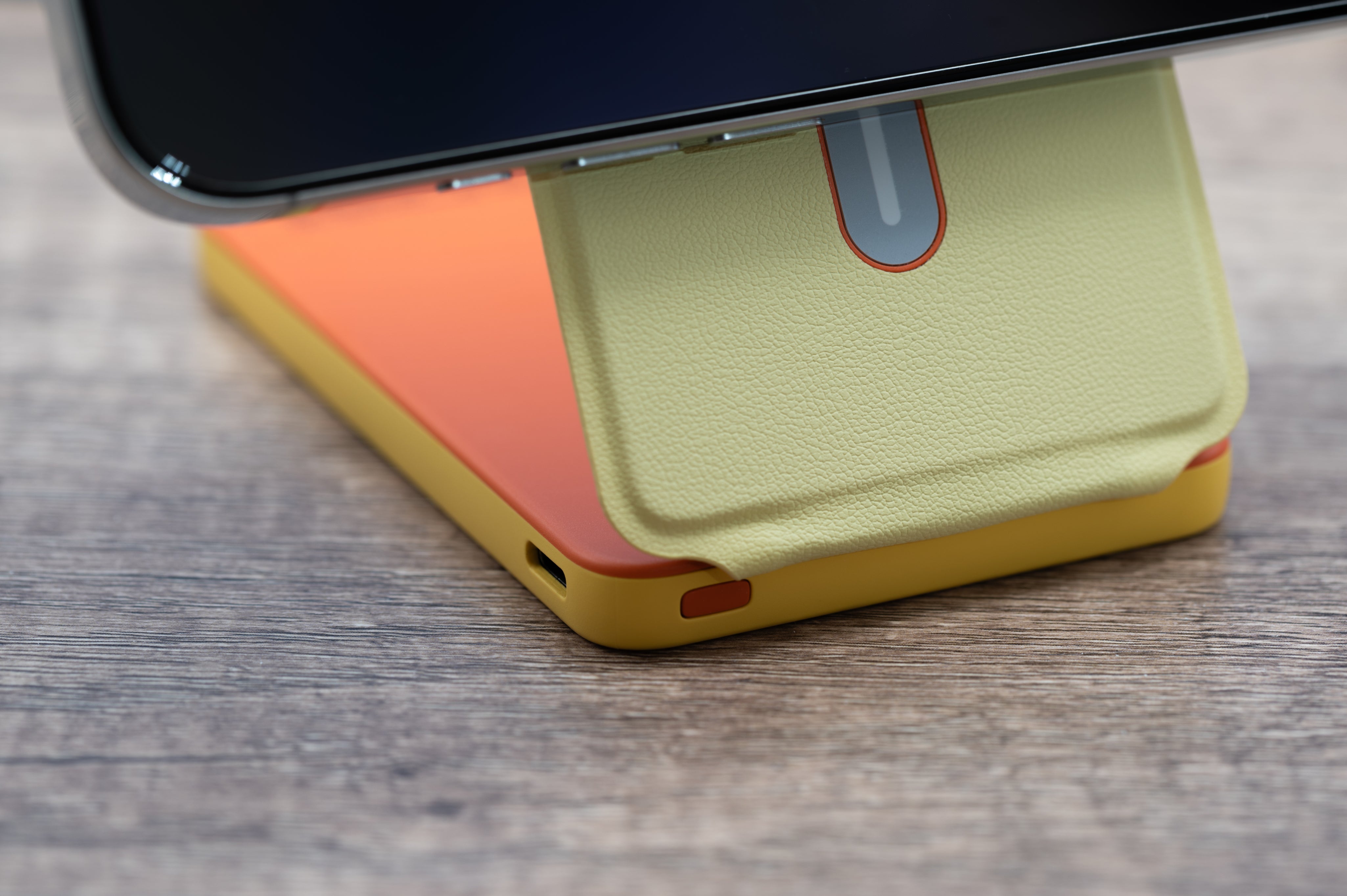 XYZtech X Stand Wireless Power Bank - 5000mAh